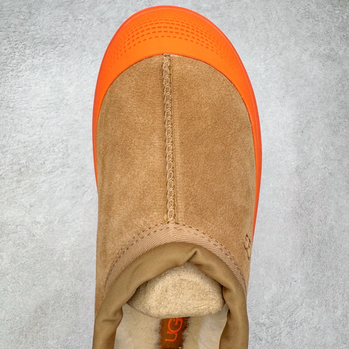 Pick up locally 💰640 UGG 4096 Tasman shallow mouth autumn and winter sheep fur integrated snow boots. All shoes are made from the same factory as ZP. Longfeng A-grade Australian imported sheep fur integrated men's and women's boots. Brand OEM production line. Fully follow the ZP process. OEM original pattern maker. Adhering to the principle of no original shoes and no development selection. Pay attention to every detail. The most authentic version on the market. TREADLITE "Light Wing" technology outsole. Lightweight/durable/flexible/pile size: 35 36 37 38 39 40 41 42 43 44 45 Coding: by3936030